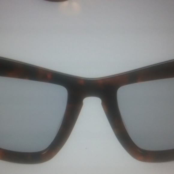 Vera Wang Accessories - Vera Wang butterfly sunglasses Vera Wang Accessories - Vera Wang butterfly sunglasses